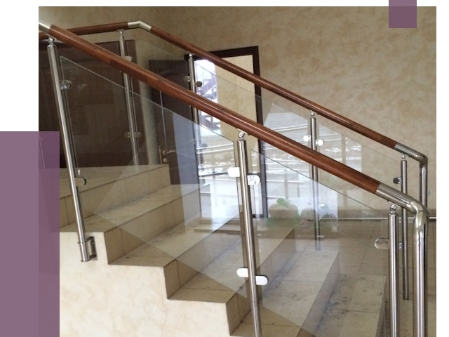 Комбинированные перила из металла и дерева в Изобильном