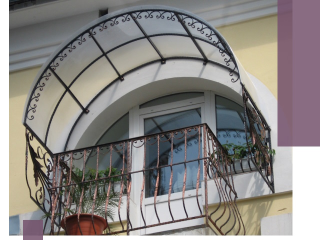 Козырьки над балконом в Изобильном — изготовление и монтаж